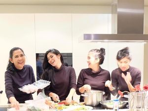 Kompaknya Lydia Kandou saat Masak Bersama Naysila Mirdad Kompaknya Lydia Kandou saat Masak Bersama Naysila Mirdad