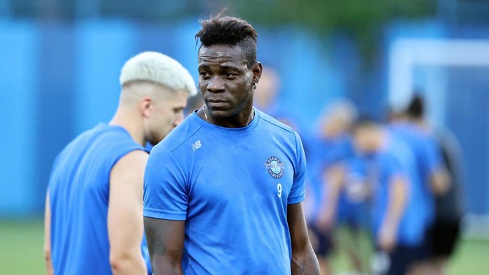 Mario Balotelli berlatih bersama klub barunya di Turki, Adana Demirspor.