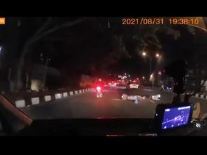 Ngawur, Pemobil Main Gunting saat Nyalip, Malah Serempet Motor