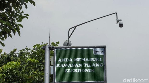 Direktorat Lalu Lintas Polda Metro Jaya menerapkan aturan ganjil-genap (gage) kendaraan di 3 ruas jalan di Ibu Kota. Mulai hari ini, mobil yang melanggar akan ditilang.