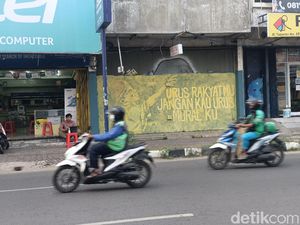 Tulisan Urus Rakyatmu Jangan Kau Urus Muralku di Karawang Dihapus! Tulisan Urus Rakyatmu Jangan Kau Urus Muralku di Karawang Dihapus!