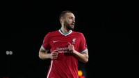 Nathaniel Phillips, bek tengah Liverpool ini kabarnya mau dipinjamkan lagi semusim ke Bournemouth. Musim lalu, Phillips juga dipinjamkan ke sana (Getty Images/Gonzalo Arroyo Moreno)