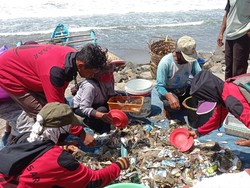 Curhat Nelayan Pangandaran, Lebih Sering Menjaring Sampah Ketimbang Ikan