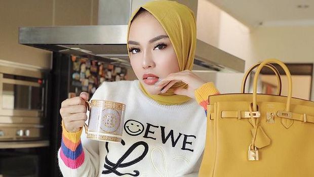 Outfit Medina Zein dengan Barang Branded Harga Fantastis