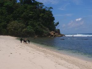 Kapal Nelayan Pencari Lobster Pecah Dihantam Ombak, 3 Selamat 2 Hilang Kapal Nelayan Pencari Lobster Pecah Dihantam Ombak, 3 Selamat 2 Hilang