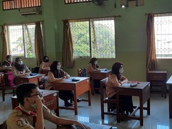 Pembelajaran Tatap Muka di SMKN 32 Jakarta, Siswa yang Masuk Bergantian