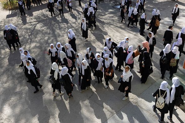 Perempuan Afghanistan Kembali Sekolah di Tengah Kekuasaan Taliban