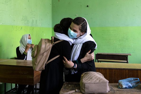 Perempuan Afghanistan Kembali Sekolah di Tengah Kekuasaan Taliban
