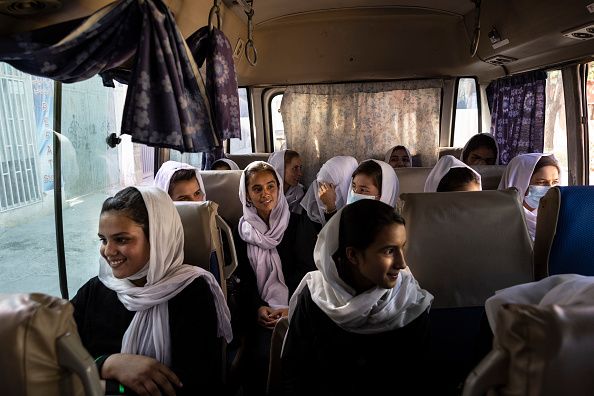 Perempuan Afghanistan Kembali Sekolah di Tengah Kekuasaan Taliban
