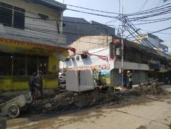 Petugas PAM Periksa Saluran di Jl Pademangan III yang 2 Pekan Gangguan