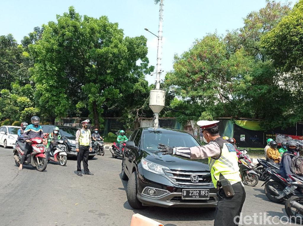 Polisi Putar Balik Kendaraan Pelat Genap di Jl Rasuna Said agar Tak Kena e-TLE