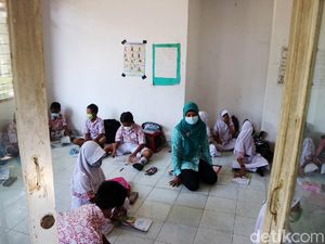 Sekolah Ambrol, Siswa SD di Kudus Tetap Semangat Belajar di Musala