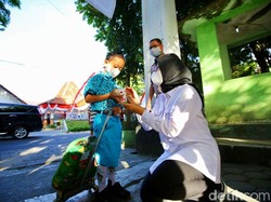 Bupati Ipuk Berbagi Makanan ke Siswa yang Sekolah Tatap Muka Hari Pertama