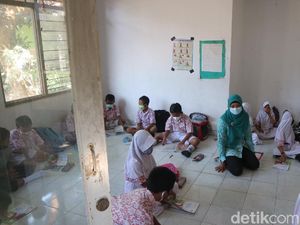 Ruang Kelas Ambrol, SD di Kudus Ini Mengawali PTM di Musala