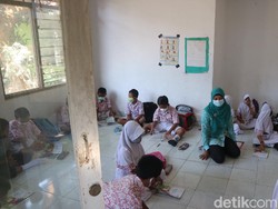Ruang Kelas Ambrol, SD di Kudus Ini Mengawali PTM di Musala