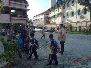 Sekolah Tatap Muka, SDN Pejaten Timur 01 Pagi Pastikan Tidak Ada Kerumunan Sekolah Tatap Muka, SDN Pejaten Timur 01 Pagi Pastikan Tidak Ada Kerumunan
