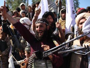 Momen Viral Penyiar TV Dikelilingi Petempur Taliban Minta Warga Tak Takut Momen Viral Penyiar TV Dikelilingi Petempur Taliban Minta Warga Tak Takut