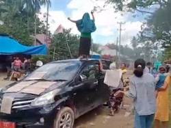 Emak-emak di Sultra Protes Jalan Rusak, Mobil Dinas Pemda Diinjak-injak