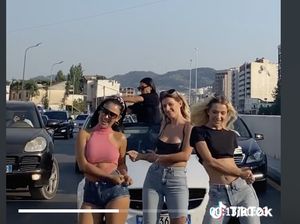 Demi Konten, 3 Wanita Seksi Joget-joget di Tengah Jalan Sampai Bikin Macet