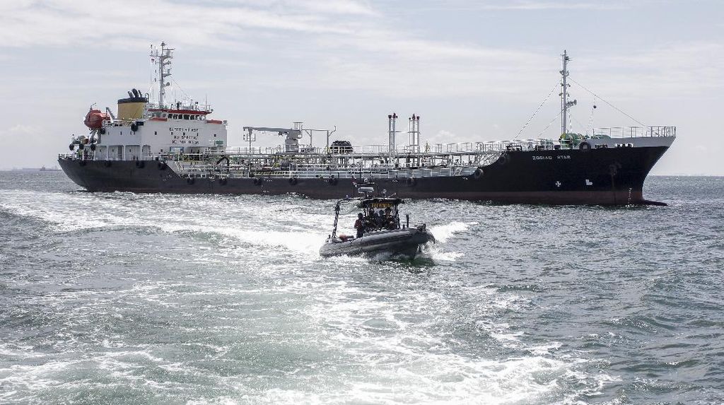 Momen TNI AL Ringkus Kapal Tanker Panama di Batam Momen TNI AL Ringkus Kapal Tanker Panama di Batam