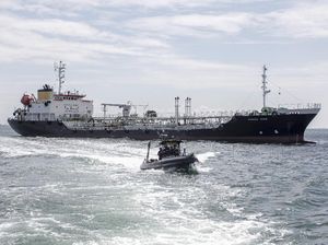 Momen TNI AL Ringkus Kapal Tanker Panama di Batam Momen TNI AL Ringkus Kapal Tanker Panama di Batam