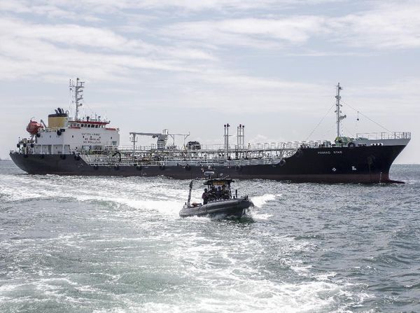 Momen TNI AL Ringkus Kapal Tanker Panama di Batam