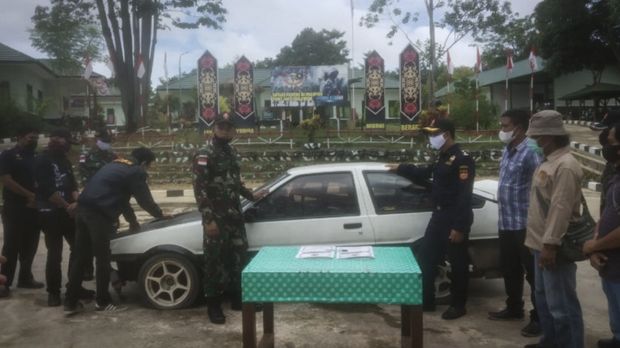 Tim gabungan TNI menyerahkan satu unit mobil jenis Sedan Toyota asal Malaysia ke pada pihak Bea Cukai, yang berhasil diamankan di jalur tidak resmi di batas RI-Malaysia Kecamatan Badau wilayah Kapuas Hulu Kalimantan Barat. (Foto ANTARA/HO)