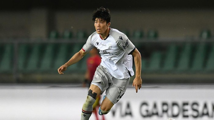 VERONA, ITALY - MAY 17:  Takehiro Tomiyasu of Bologna FC in action during the Serie A match between Hellas Verona FC  and Bologna FC at Stadio Marcantonio Bentegodi on May 17, 2021 in Verona, Italy. (Photo by Alessandro Sabattini/Getty Images)