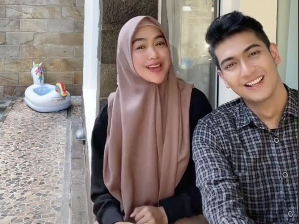 Air Mata, Plakat Perjanjian, dan Emas Murni Aceh di Momen Lamaran Ria Ricis-Teuku Ryan Air Mata, Plakat Perjanjian, dan Emas Murni Aceh di Momen Lamaran Ria Ricis-Teuku Ryan