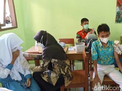 Drama Siswi Takut Disuntik Saat Vaksinasi COVID-19