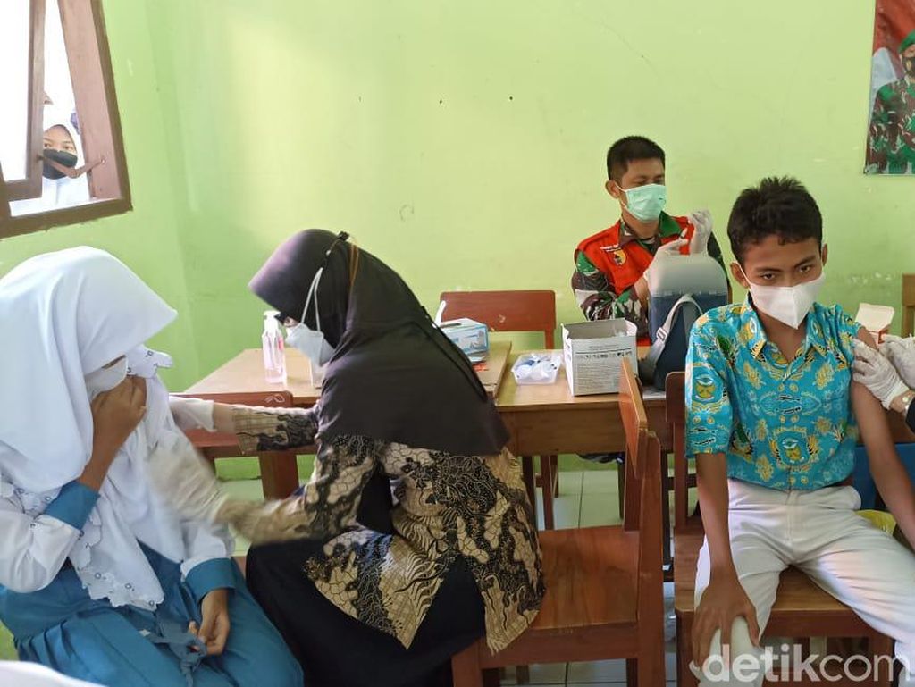 Drama Siswi Takut Disuntik Saat Vaksinasi COVID-19 Drama Siswi Takut Disuntik Saat Vaksinasi COVID-19