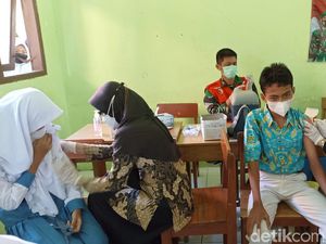 Drama Siswi Takut Disuntik Saat Vaksinasi COVID-19 Drama Siswi Takut Disuntik Saat Vaksinasi COVID-19