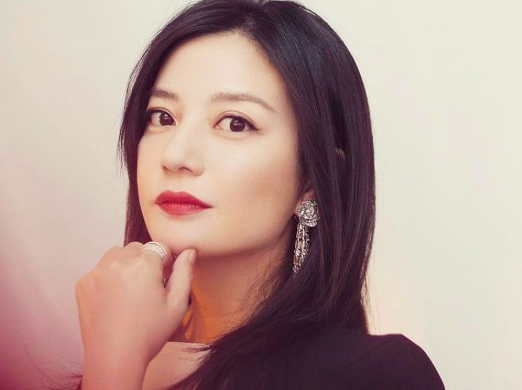 Vicky Zhao Dicekal dari Internet, Kisah Cintanya Penuh Drama di Dunia Nyata
