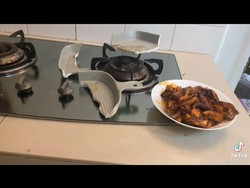 Apes! Wajan Wanita Ini Langsung Pecah Saat Dipakai Panggang Daging