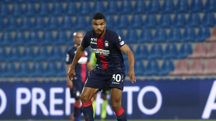 CROTONE, ITALY - MAY 01:  Wlater Junior Messias of Crotone during the Serie A match between FC Crotone and FC Internazionale at Stadio Comunale Ezio Scida on May 01, 2021 in Crotone, Italy. Sporting stadiums around Italy remain under strict restrictions due to the Coronavirus Pandemic as Government social distancing laws prohibit fans inside venues resulting in games being played behind closed doors.  (Photo by Maurizio Lagana/Getty Images)