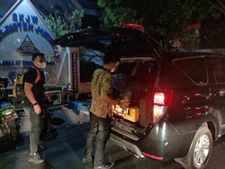 KPK Bawa 5 Koper Usai 9 Jam Geledah Rumah Bupati Probolinggo