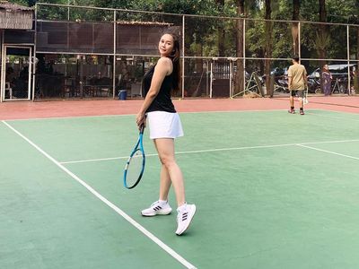 Potret Aura Kasih Main Tenis, Semangat Banget!