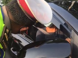 Bawa Orang Sakit, Kendaraan Bernopol Ganjil Ini Lintasi Jalan Sudirman