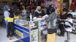 Berkah Wacana PTM, Toko Seragam di Bandung Mulai Ramai Pembeli