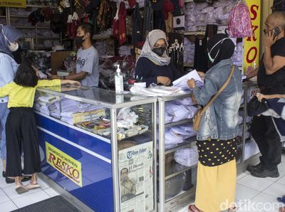 Berkah Wacana PTM, Toko Seragam di Bandung Mulai Ramai Pembeli