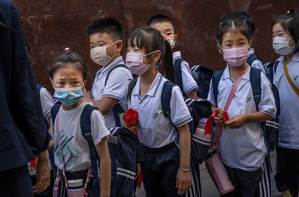 China mulai gelar sekolah tatap muka memasuki tahun ajaran baru. Kegiatan itu digelar usai kasus COVID-19 imbas varian Delta di China disebut sudah terkendali.