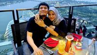 Momen Manis Desta Mahendra Bersama Keluarga Saat Makan Bareng