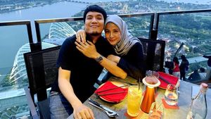 Momen Manis Desta Mahendra Bersama Keluarga Saat Makan Bareng