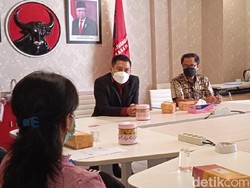 Sejumlah Wali Murid Ngadu ke DPRD Surabaya soal Kewajiban Beli Seragam Baru