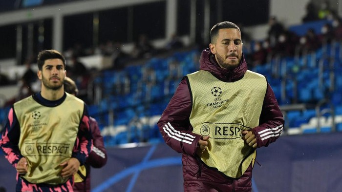 MADRID, SPAIN - APRIL 27 Eden Hazard of Real Madrid warms up during the UEFA Champions League Semi Final First Leg match between Real Madrid and Chelsea FC at Estadio Alfredo Di Stefano on April 27, 2021 in Madrid, Spain. Sporting stadiums around Spain remain under strict restrictions due to the Coronavirus Pandemic as Government social distancing laws prohibit fans inside venues resulting in games being played behind closed doors.  (Photo by David Ramos/Getty Images)