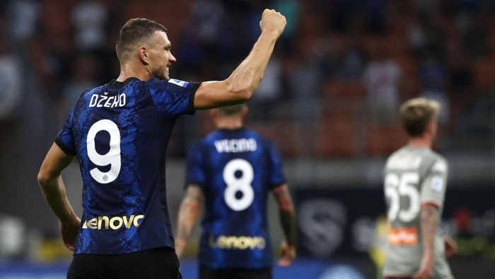 MILAN, ITALY - AUGUST 21: Edin Dzeko of FC Internazionale celebrates his goal during the Serie A match between FC Internazionale v Genoa CFC at Stadio Giuseppe Meazza on August 21, 2021 in Milan, Italy. (Photo by Marco Luzzani/Getty Images)