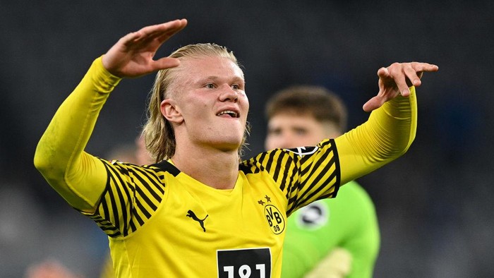 DORTMUND, GERMANY - AUGUST 27: Erling Haaland of Borussia Dortmund celebrates their sides victory after the Bundesliga match between Borussia Dortmund and TSG Hoffenheim at Signal Iduna Park on August 27, 2021 in Dortmund, Germany. (Photo by Lukas Schulze/Getty Images)