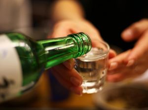 5 Fakta Soju, Minuman Alkohol yang Sering Muncul di Drama Korea 5 Fakta Soju, Minuman Alkohol yang Sering Muncul di Drama Korea
