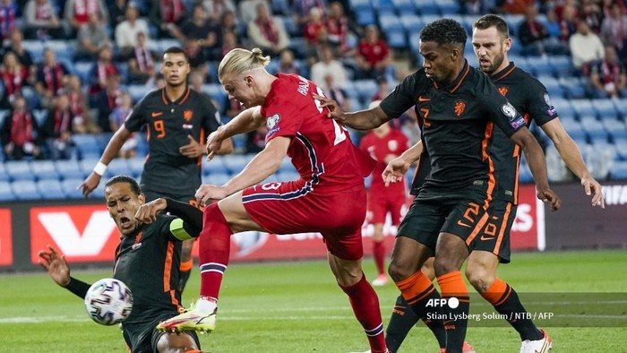 Norways Erling Braut Haaland (C) outwits Netherlands Virgil van Dijk (L) and Netherlands Jurrien Timber to score the 1-0 during the World Cup qualifier football match between Norway and the Netherlands at Ullevaal Stadium in Oslo on September 1, 2021. (Photo by Stian Lysberg Solum / NTB / AFP) / Norway OUT