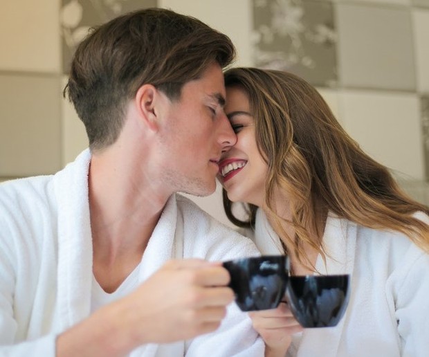 Ilustrasi pasangan ngopi menggunakan cangkir couple/Pexels.com/ Andrea Piacquadio Ilustrasi pasangan ngopi menggunakan cangkir couple/Pexels.com/ Andrea Piacquadio